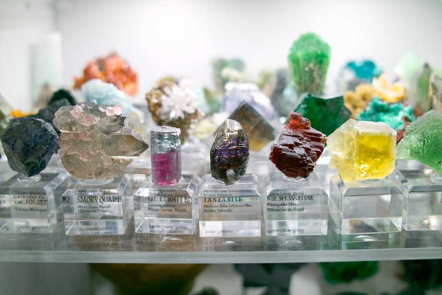 Photo precious gemstones guide
