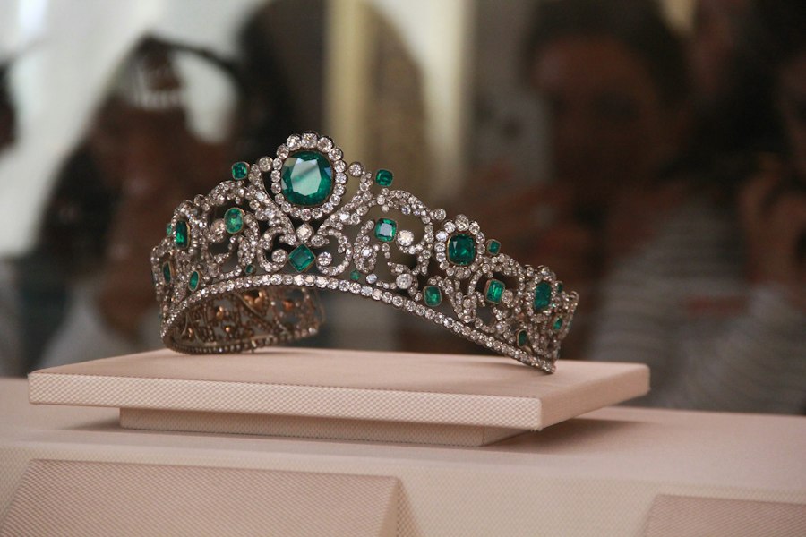Photo history of jewelry