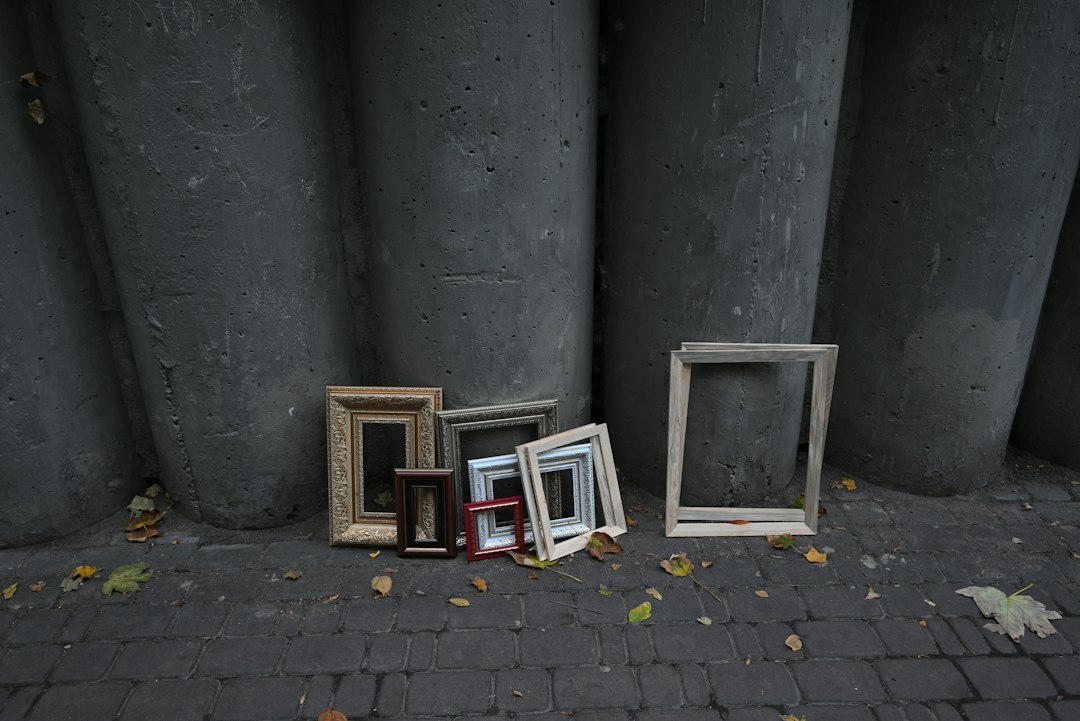 Photo casting vs handmade frame identification